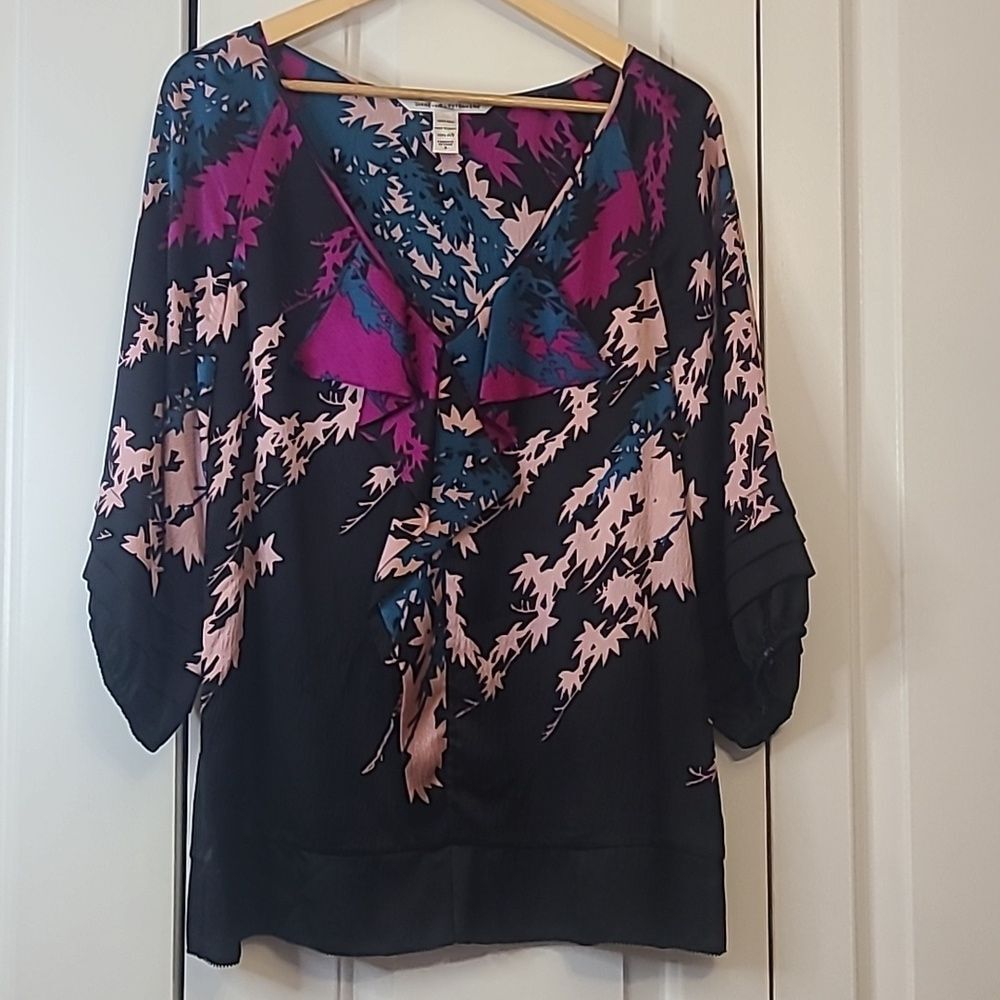 Diane Von Furstenberg "Jaela" Black Multicolored Leaf Pattern Silk Blouse Size 8